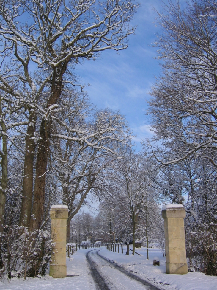 Entrée du chateau (propriété privée) - Villy-Bocage