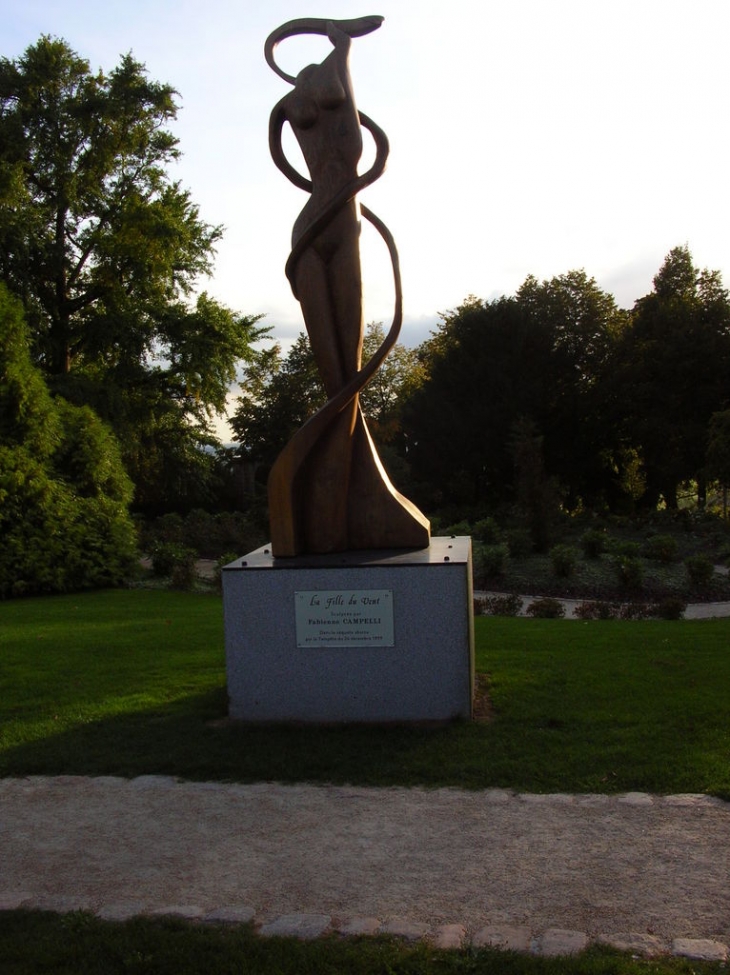 Statue dans le jardin. - Avranches