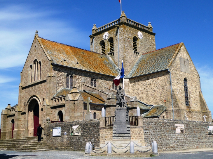 Le monument aux morts devant l'église Saint Nicolas - Barfleur