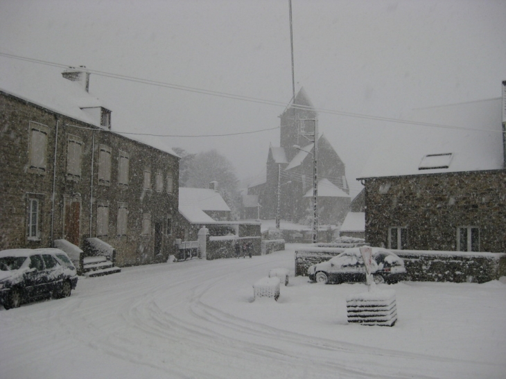 Bourg de Besneville sous la neige