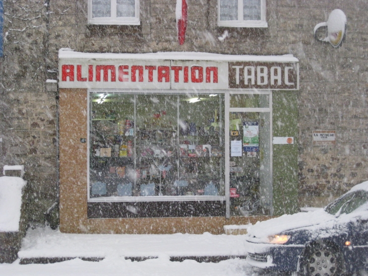 Epicerie de Besneville sous la neige