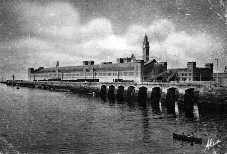 La nouvelle gare maritime, vers 1950 (carte postale ancienne). - Cherbourg-Octeville