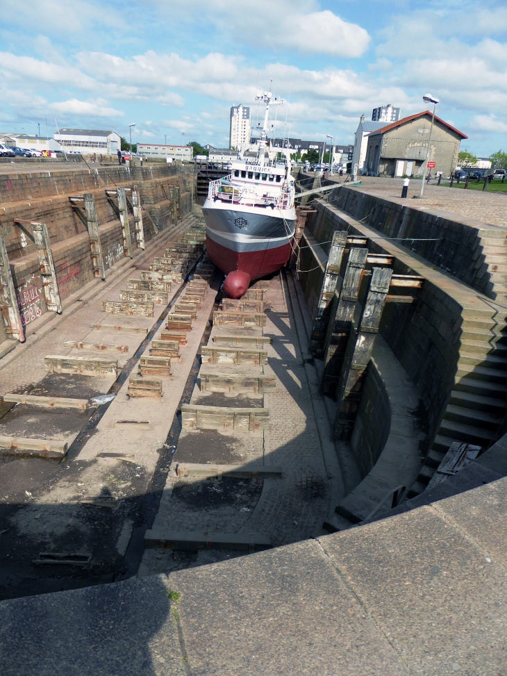 Bateau en cale sèche - Cherbourg-Octeville