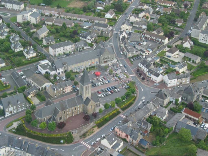 Vue aérienne du bourg - Condé-sur-Vire