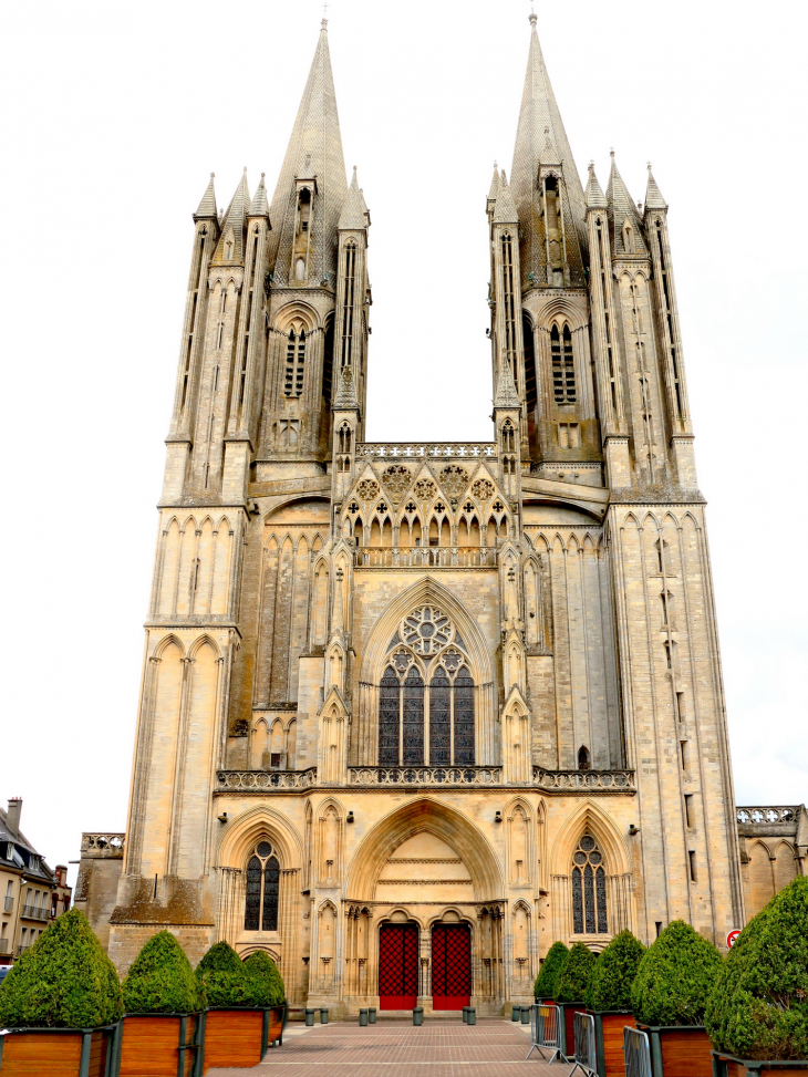 Cathedrale NOTRE DAME de COUTANCES  - BALADESENFRANCE - GUY PEINTURIER