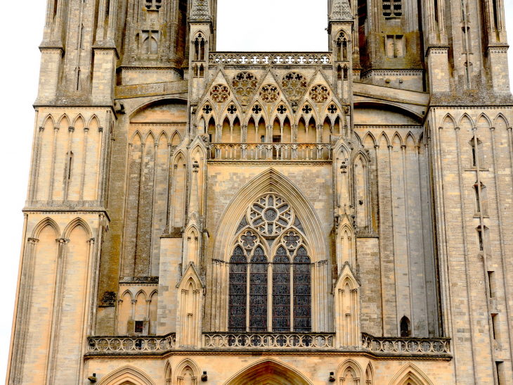 Cathedrale NOTRE DAME de COUTANCES  - BALADESENFRANCE - GUY PEINTURIER