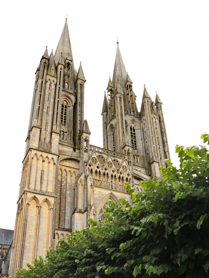 Cathedrale NOTRE DAME de COUTANCES  - BALADESENFRANCE - GUY PEINTURIER