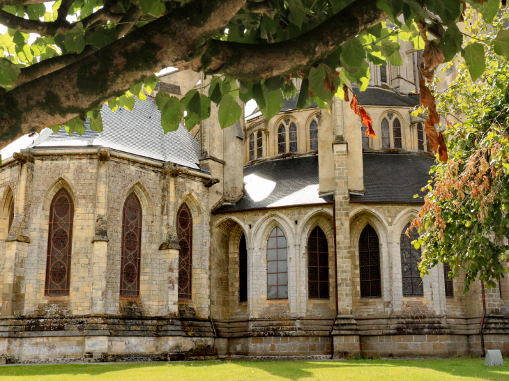 Cathedrale NOTRE DAME de COUTANCES  - BALADESENFRANCE - GUY PEINTURIER