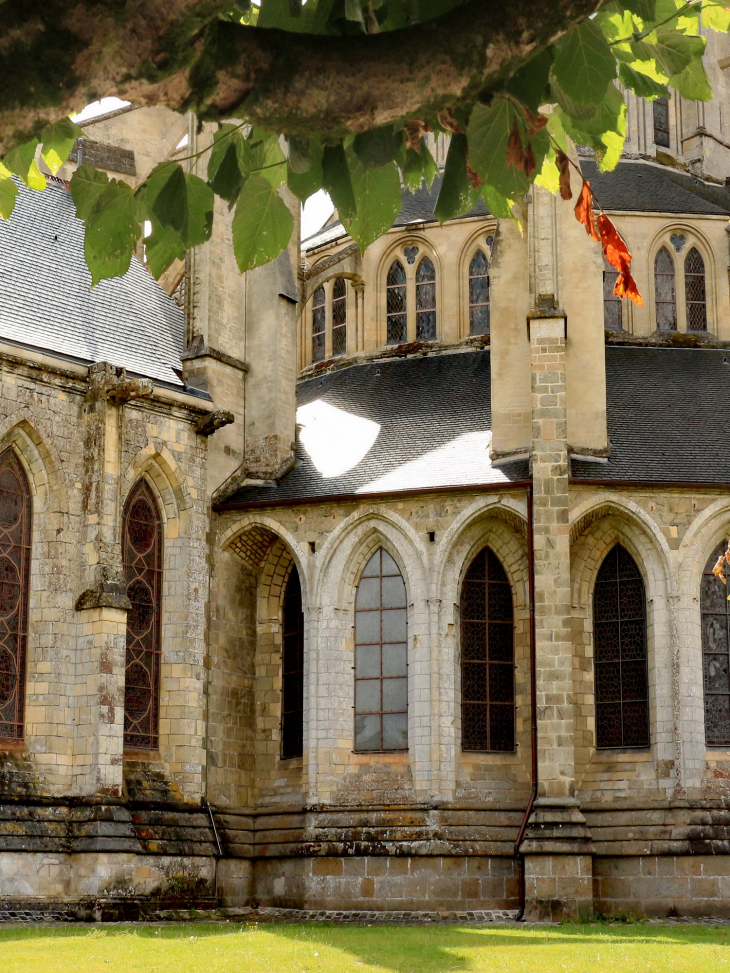 Cathedrale NOTRE DAME de COUTANCES  - BALADESENFRANCE - GUY PEINTURIER