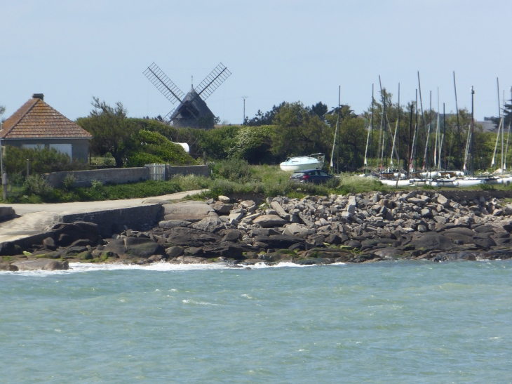 Vue sur le port et le moulin - Gatteville-le-Phare