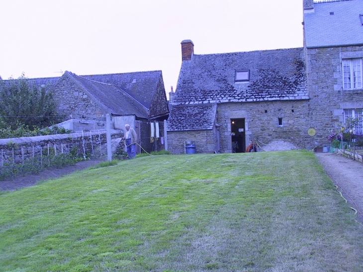 Maurice dans son jardin - Gouberville