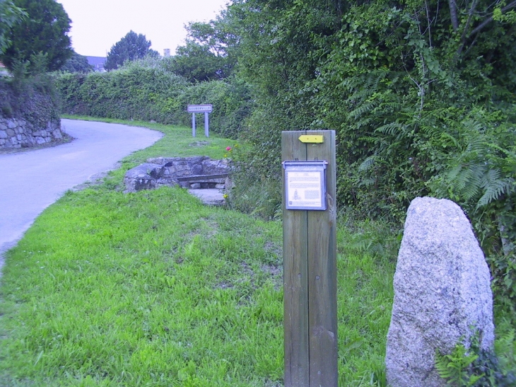 Gouberville,le lavoir,chemin de randonnée