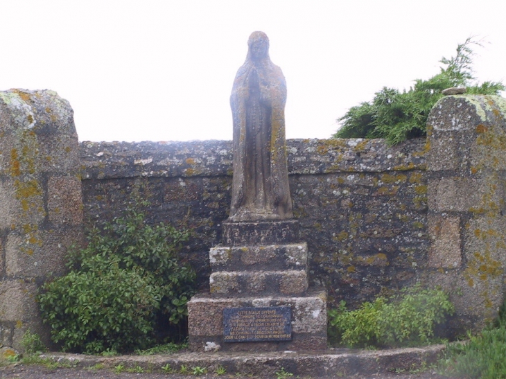 Statue de la vierge à coté de l'église - Gouberville