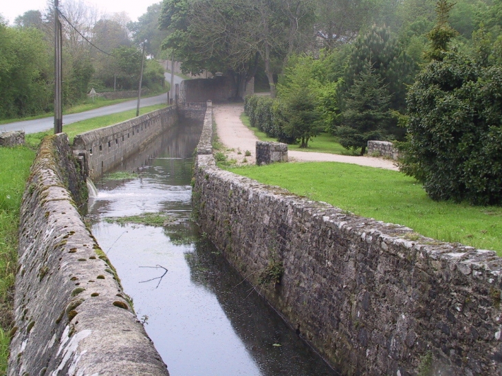 Gouberville,les douves du chateau(privé)