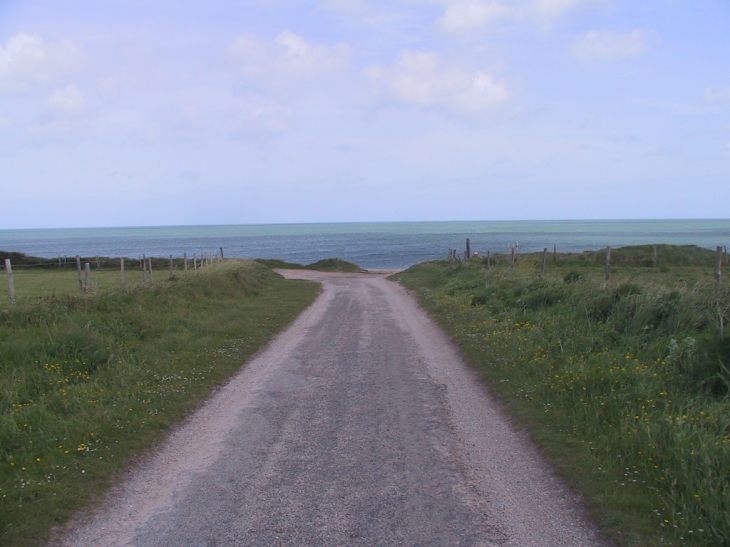 Route de la Saline menant à la plage - Gouberville