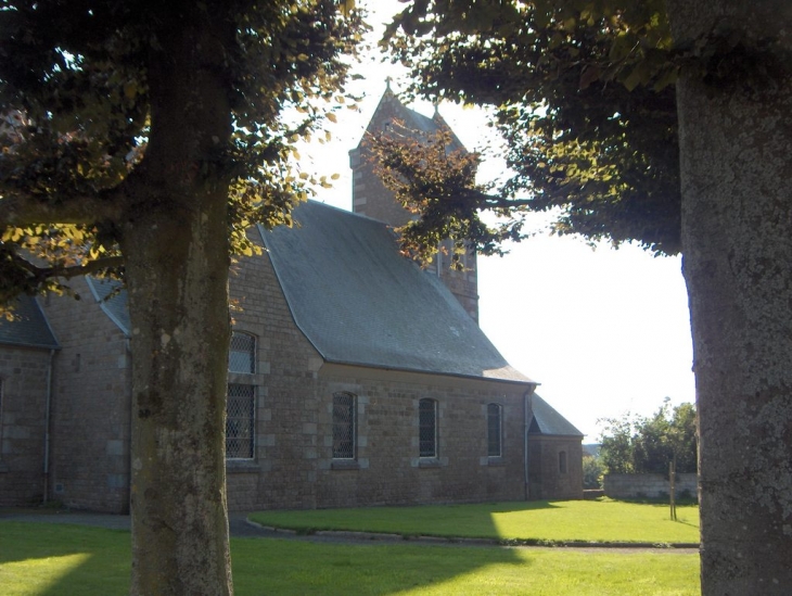 Eglise vue du square - Juvigny-le-Tertre