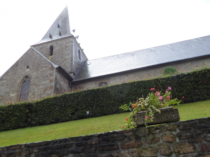 L'église. Le 1er Janvier 2017, les communes  Argouges, Carnet, La Croix-Avranchin, Montanel, Vergoncey et Villiers-le-Pré  ont fusionné pour former la nouvelle commune Saint-James.