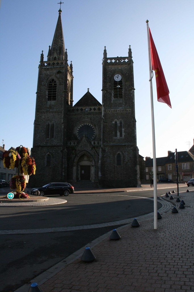 L'église néogothique (1862). Restaurée après 1944. Une des deux tours n'a pas été refaite. - La Haye-du-Puits