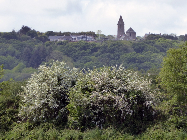 Vue sur le village perché - La Pernelle