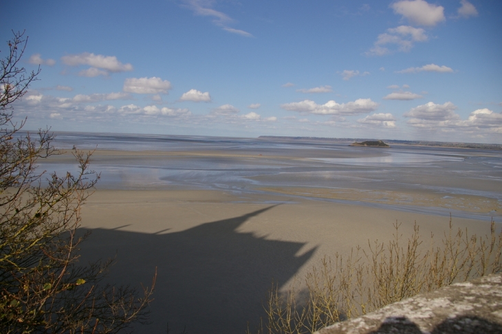 Ombre du mont St Michel sur la baie - Le Mont-Saint-Michel