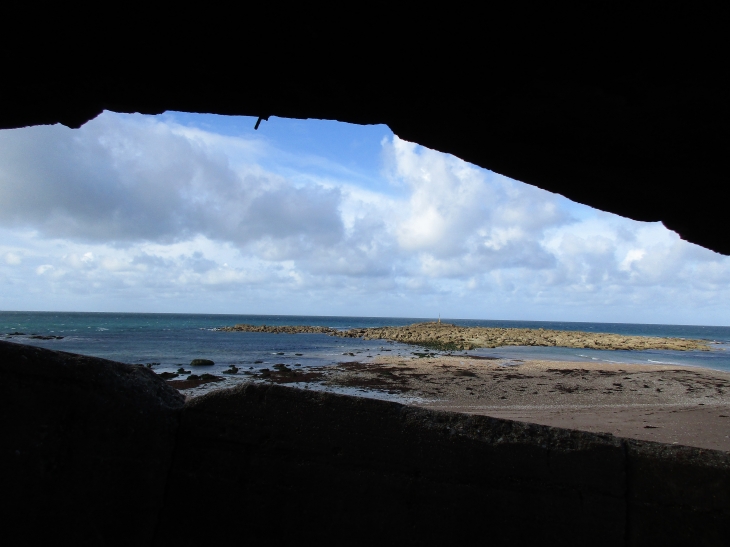 La pointe de NEVILLE depuis l'intérieur d'un blockauss. - Néville-sur-Mer