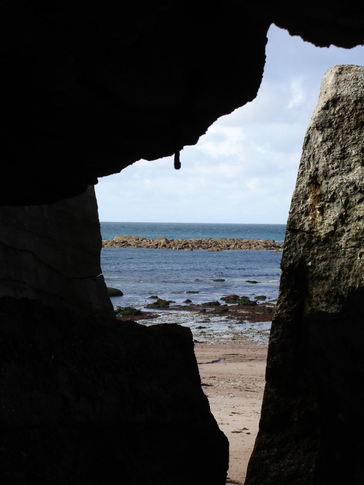 La pointe de NEVILLE depuis l'intérieur d'un blockauss. - Néville-sur-Mer