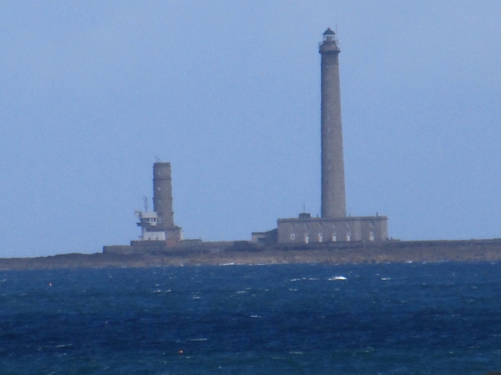 Le phare de GATTEVILLE depuis la pointe de NEVILLE. - Néville-sur-Mer