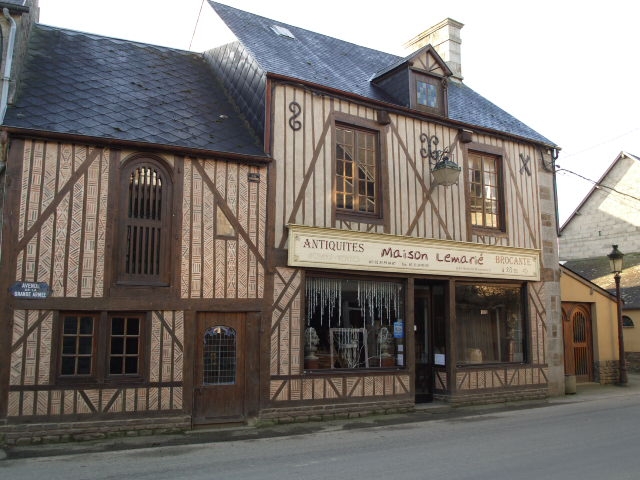 Magasin d'antiquités brocante ouvert tous les jours et retrouvez nous sur notre site web www.normandie-antiquites.com - Notre-Dame-du-Touchet