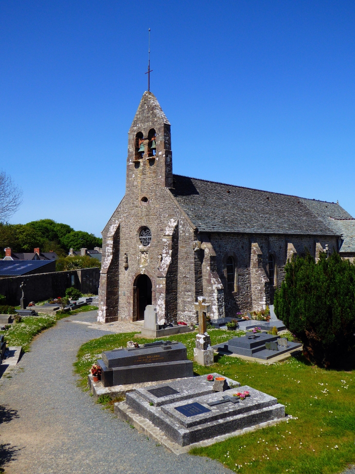 L'entrée de l'église - Omonville-la-Petite