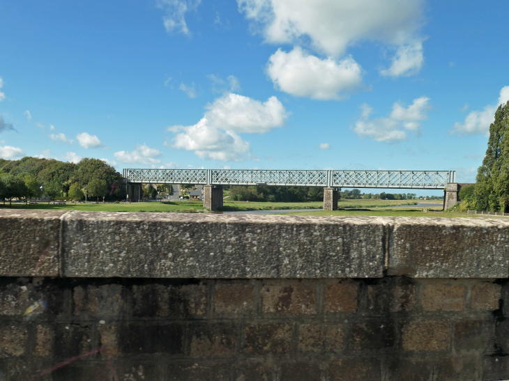 Le pont ferroviaire vu du pont routier - Pontaubault