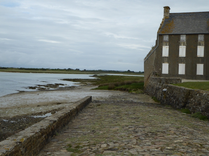 Accès au havre dans le bourg - Portbail