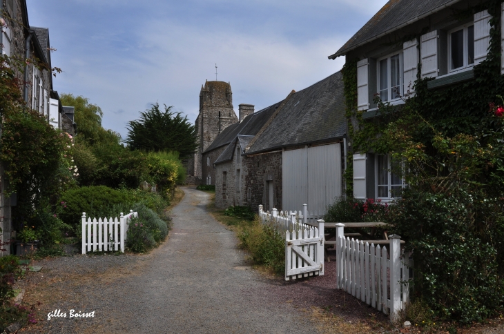 Regnéville ruelle menant à l'église - Regnéville-sur-Mer