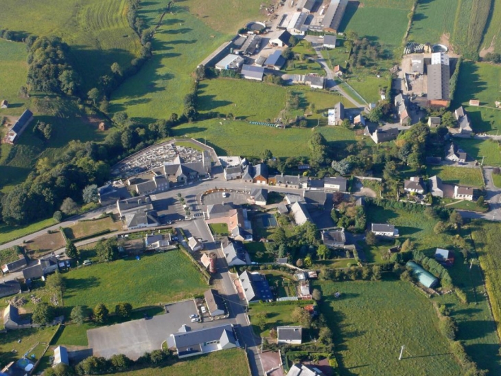 Prise de vue d'un paramoteur - Saint-Brice-de-Landelles