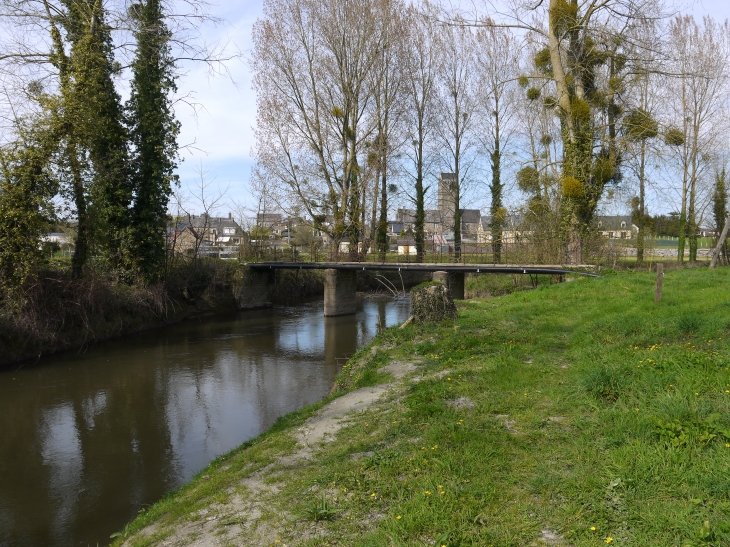 Ayant vu une carte ancienne de Saint Jean aux archives départementales j'ai voulu comparer, ayant traversé ce pont pour rejoindre Avranches avec ma mère et frère ;les jours du marché surtout dans les années 70!!  - Saint-Jean-de-la-Haize