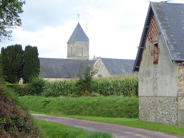 L'église vue de l'entrée du village - Saint-Patrice-de-Claids