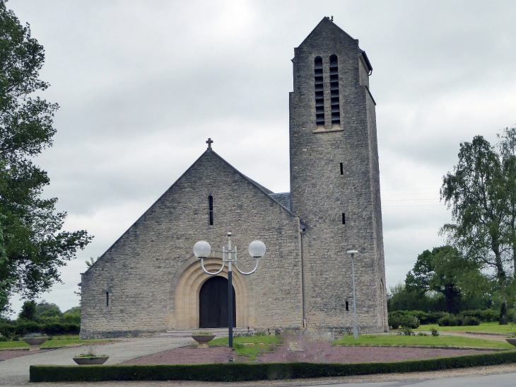 Devant l'église - Saint-Sauveur-de-Pierrepont