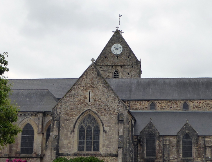 L'église - Saint-Sauveur-le-Vicomte