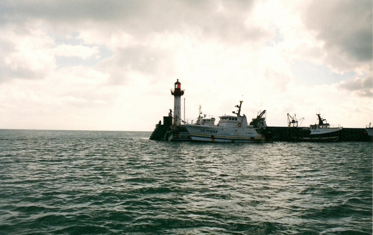 La jetée, le phare et les bâteaux. Photo prise en sept.2001 - Saint-Vaast-la-Hougue