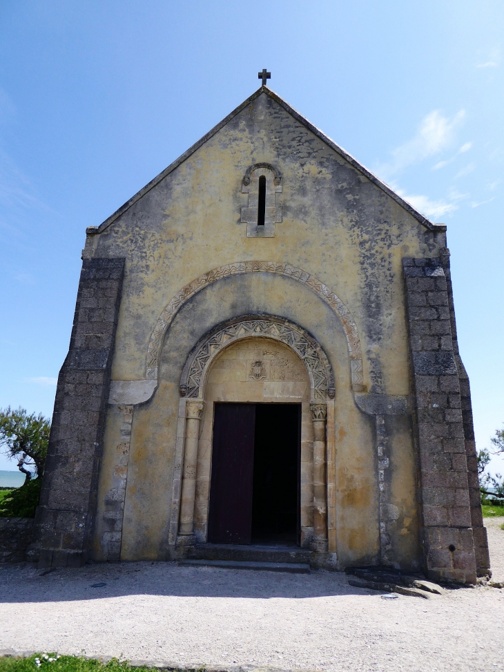 L'entrée de la chapelle des marins  - Saint-Vaast-la-Hougue