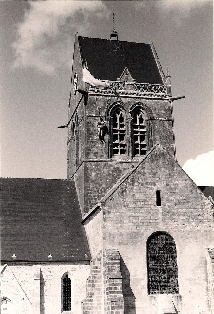 Photo noir et blanc du clocher - Sainte-Mère-Église