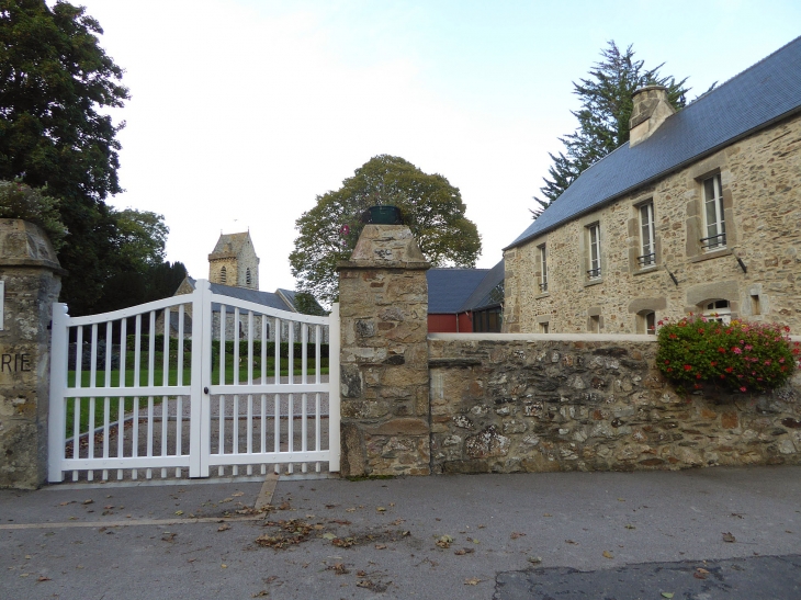 La mairie et l'église - Sideville