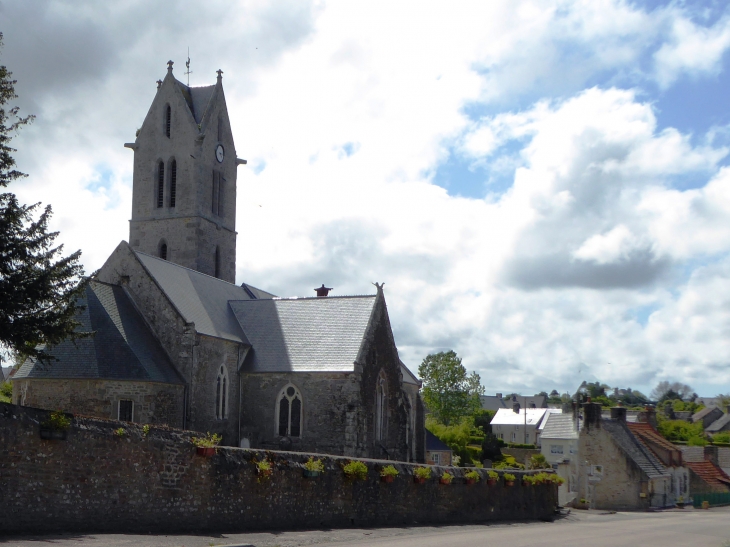 L'église dans le village - Tocqueville