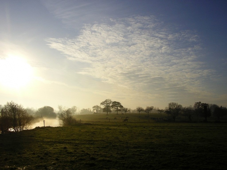 Vue sur la rivière Sienne et champs - Trelly