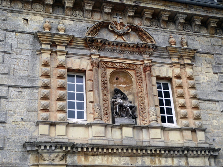 Au dessus de l'entrée de l'abbaye - Valognes