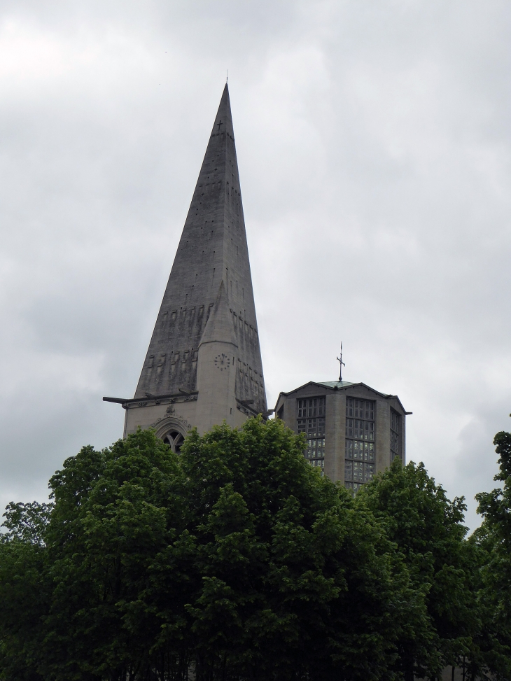L'église Saint Malo : clochers reconstruits après la guerre - Valognes