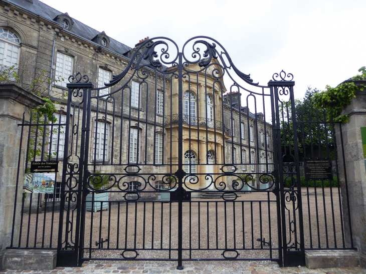 La grille de l'hôtel de Beaumont - Valognes