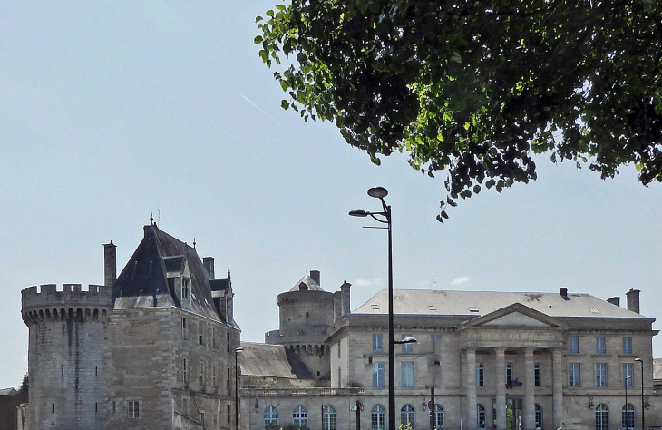 Place Foch : château et palais de Justice - Alençon