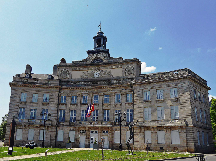 Place Foch : l'hôtel de ville - Alençon