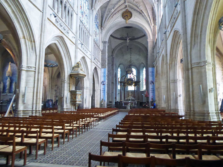 L'intérieur de la basilique Notre Dame - Alençon