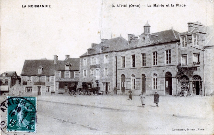 La Mairie et la Place, vers 1911 (carte postale ancienne). - Athis-de-l'Orne